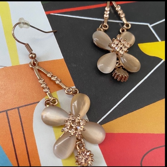 Shell Light Rhinestone Rose Gold Earrings - Picture 4 of 5